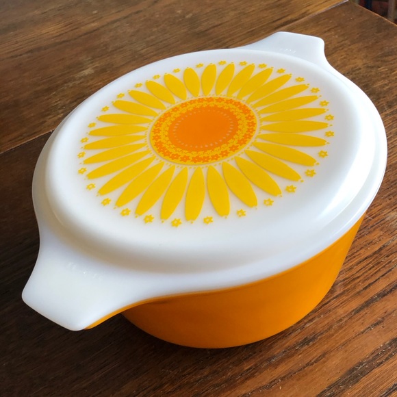Pyrex Other - Vintage Pyrex orange daisy 1 1/2 qt casserole dish